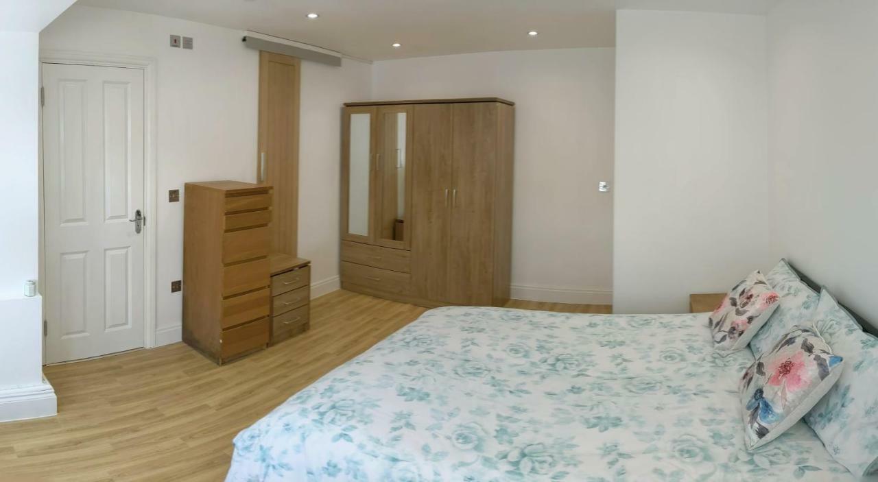 Spacious 2-bed In Kingston Near Richmond Park Apartment